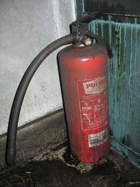 Manometern på brandsläckaren visar att det saknas tryck i flaskan, vilket innebär att