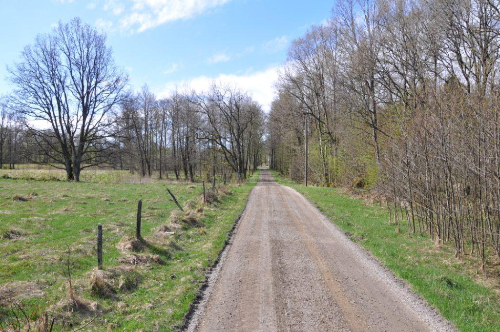 Tomelilla Lönshult 1:3 del av Om Skog & Lantbruk Skog & Lantbruk är ett rådgivningsföretag som arbetar med följande tjänster inom jord och skog: - Fastighetsförmedling - Generationsskifte -