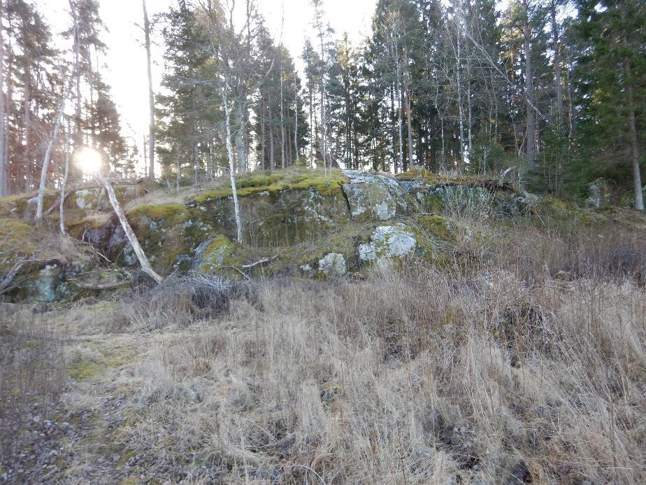 Härunder följer huvudsakligen siltig sand/grusig sand som vilar på för utförda sonderingar fast botten. Skikt av lösare lagrad jord har påträffats på större djup.