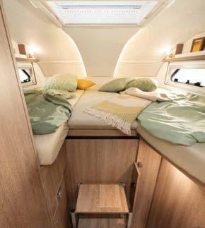 I anslutning till sittgruppen finns ett elegant hyllsystem (utom A 6820-2) med stora utrymmen som kan utformas individuellt.