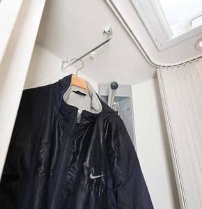 ª ª Elegant tvättplats och många avställningsytor.