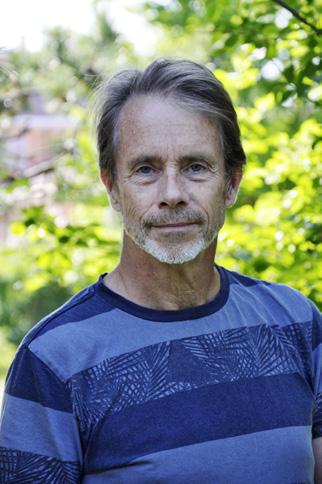 Jacob Hård i trädgårdsparken utanför sin bostad i Enskede. tack vare mitt jobb möjlighet att åka skidor på olika vinterorter.