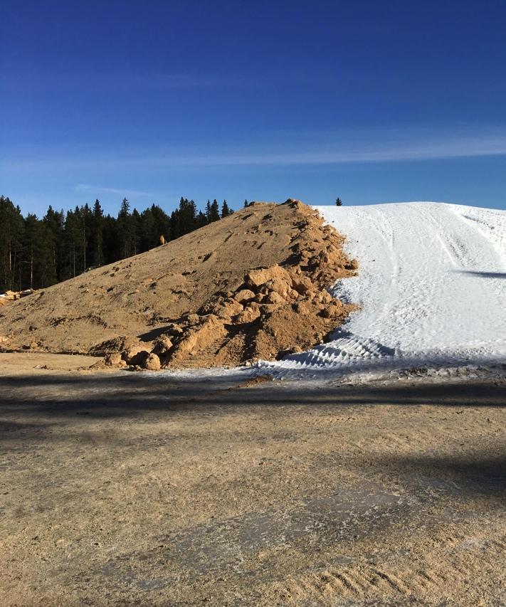 Testresultatet visar även att toppen på snöhögarna är ett utsatt område och att man därför kan vinna på att lägga ett extra tjockt lager sågspån där.