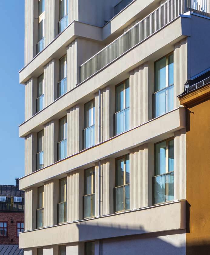 Till vänster. Frontfasad som fond för det nya torget. Neadn. De franska fönstren ger ett rikt ljusinsläpp i lägenheterna.