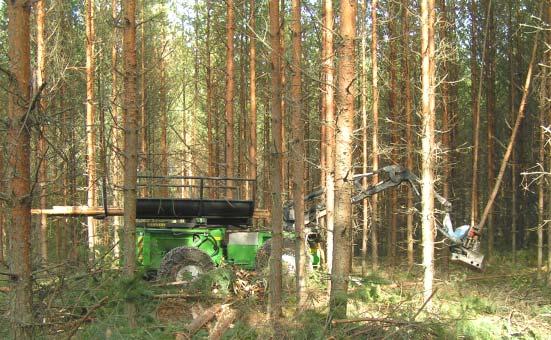 Den finns anpassad för kranspetsmontering på skogstraktorn.