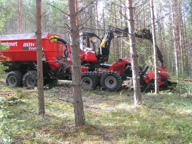 Maskinen är smal, under 2 m bred, det gör att den passar bra i ungoch gallringsskog. Motorn är på 60 kw och kranen har en räckvidd på 5,5 m.