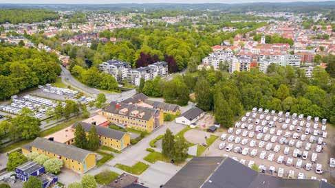 Under första eftermiddagen blev det lite mingel under det att det till och från regnade mer eller mindre. Kl 19.00 var det dags att gå in i skolans matsal, där man dukat med långbord.