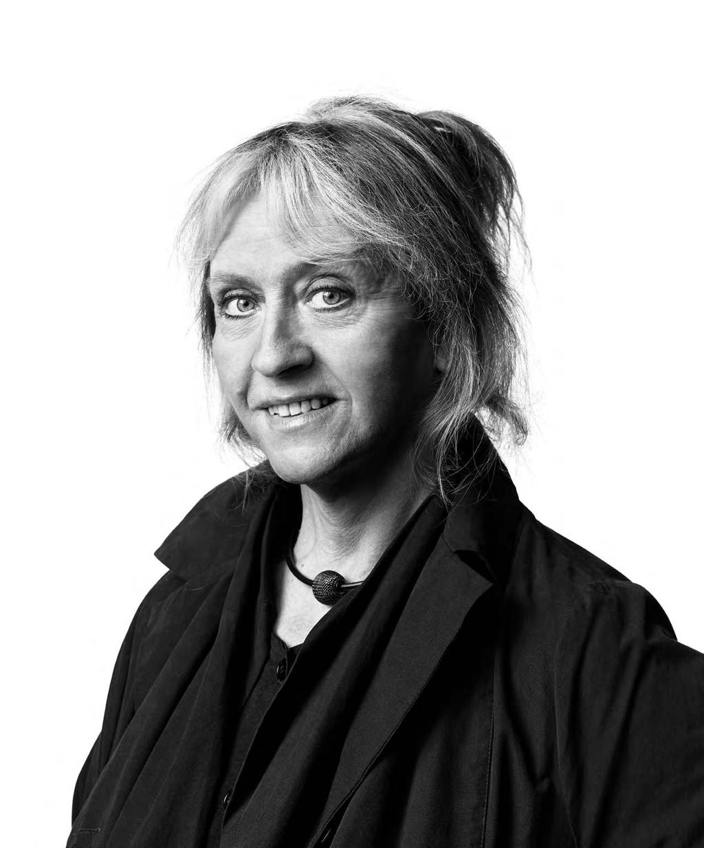 Anna Ehrner. För mig är hyttan skapelsen. Här föds, formas och lever glaset. Jag vill ta vara på glasets egna liv, arbeta med det och inte emot det.