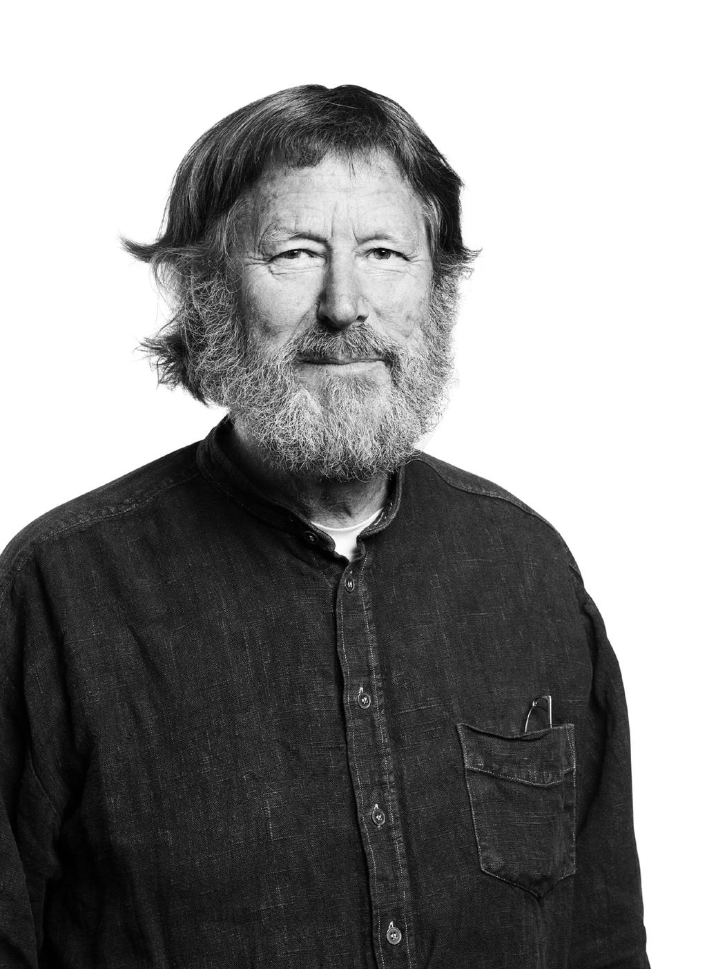 Göran Wärf. Den glödande glasmassan inne i ugnen lockar mig till upptäckter. Varje anfång ger mig på nytt lusten att förmedla upplevelsen av glasets magi.