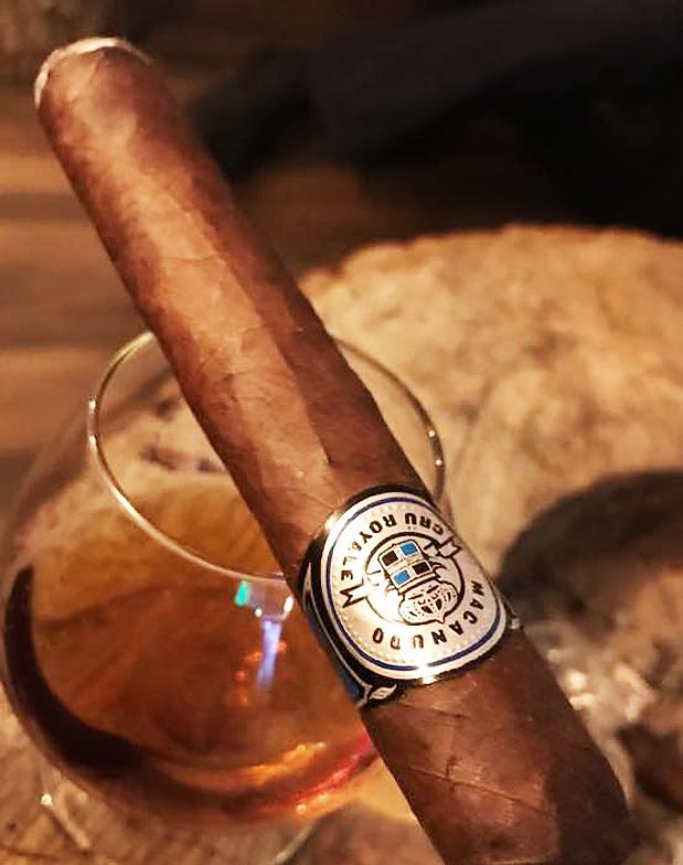 AKA Cigars - Hybrid Red SOS Corona April Vi träffades på Bourbons, njöt av goda hamburgare och därefter månadens cigarr i deras cigarrlounge, Macanudo Cru Royale,