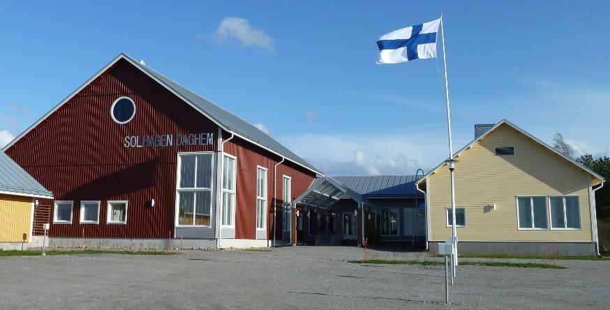 Förskoleundervisning hör administrativt under daghemmen och förskolebarnen kan erhålla deltidsvård utöver förskolan.