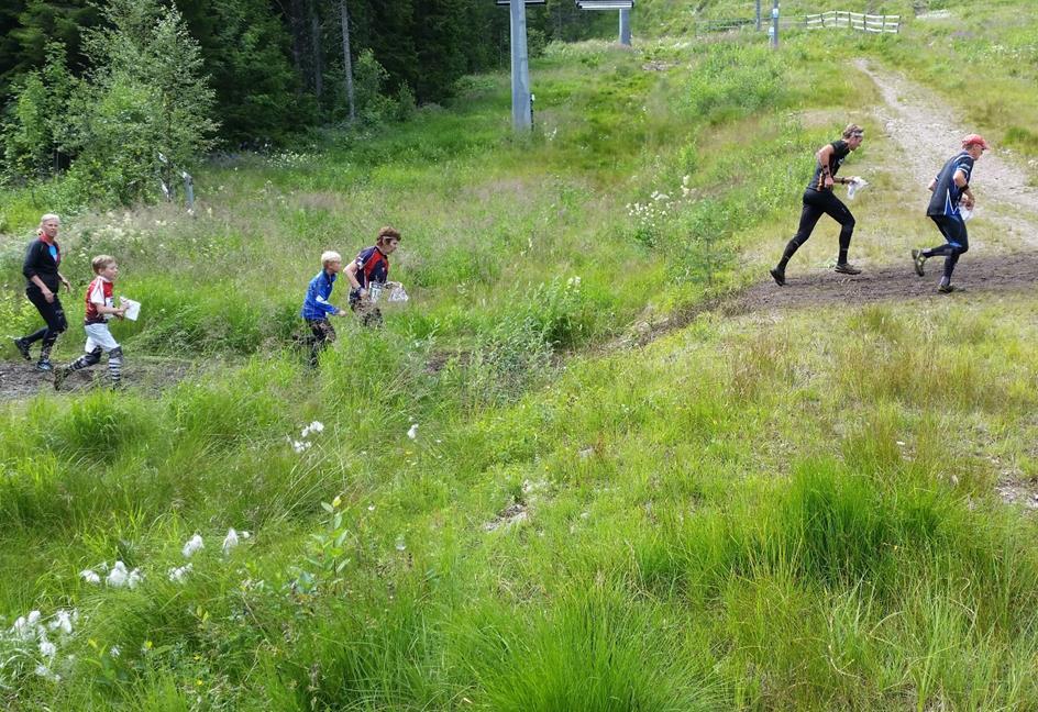 Ulla (nr 4 från vänster) på väg till mål på finalen till en nionde placering i D70 VETERAN-VM I TALLINN Vi var sju som reste till Veteran-VM i Estland i augusti (Eva Blomström,