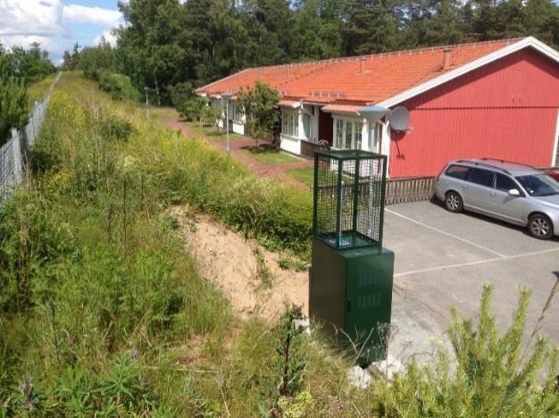Mätstationen ligger ca 250 m ostnordost om E4 som trafikeras av ca 90 000 fordon per dygn.