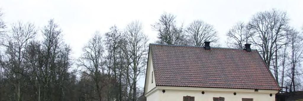 Lägg märke till den rombiska stenen mellan läckagen till
