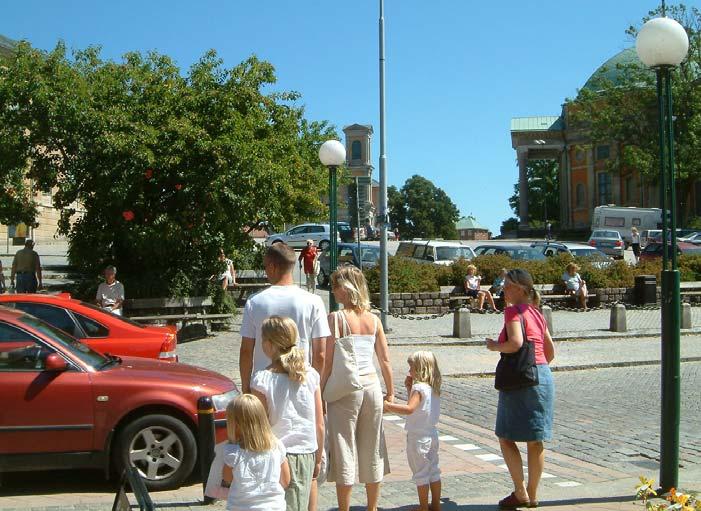 9 Kantstenen kan tas bort även utmed bilioteksfasaden. Kantstenen runt Tyska kyrkan bör vara kvar.