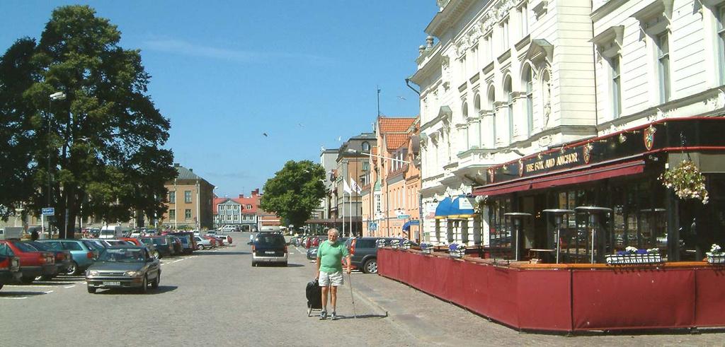 Om man tar bort kantstenen och gör hela ytan mellan husfasaden och Fredrikskyrkans kantsten till en fredad yta under sommarhalvåret kan ytterligare serverings-, kommersiella och kulturella