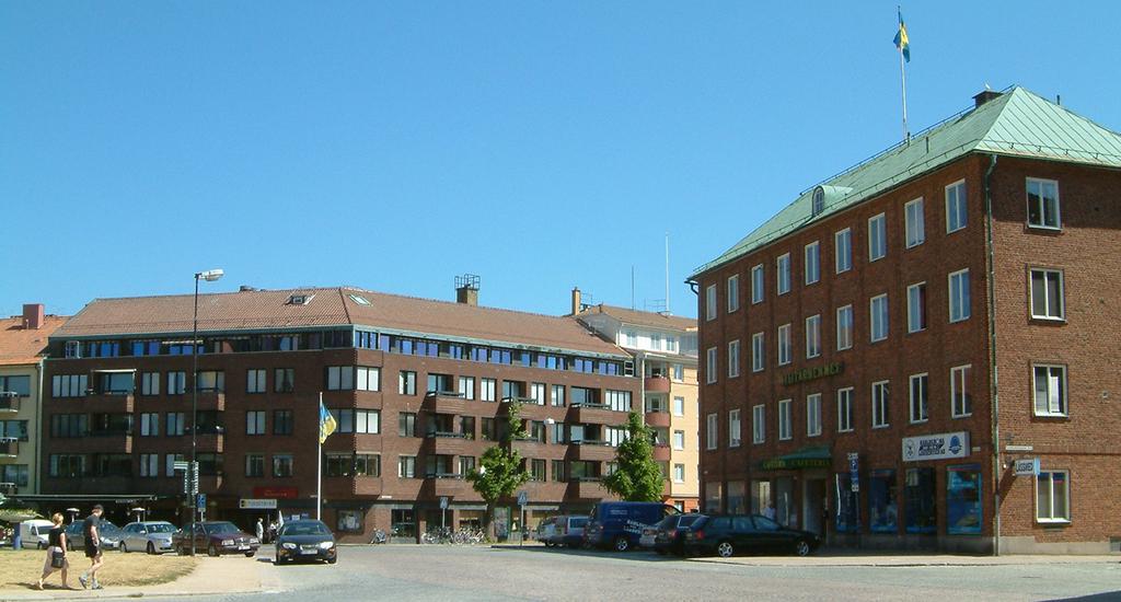 Alternativt kan serveringsytan behållas året runt. Av symmetriskäl bör ytan framför militärhemmet utformas på likartat sätt.