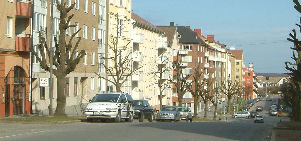 Gaturummets engelska allékaraktär bör vårdas och utvecklas så det knyter samman Stortorget med den militärhistoriska