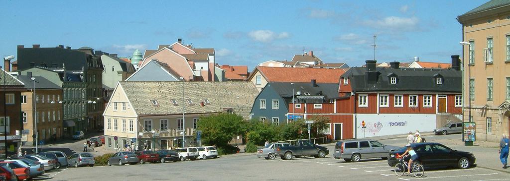 Precis som för Coopmans backe och Landbrobacken gör det breda gaturummet att nivåskillnaderna visuellt upplevs vara små.