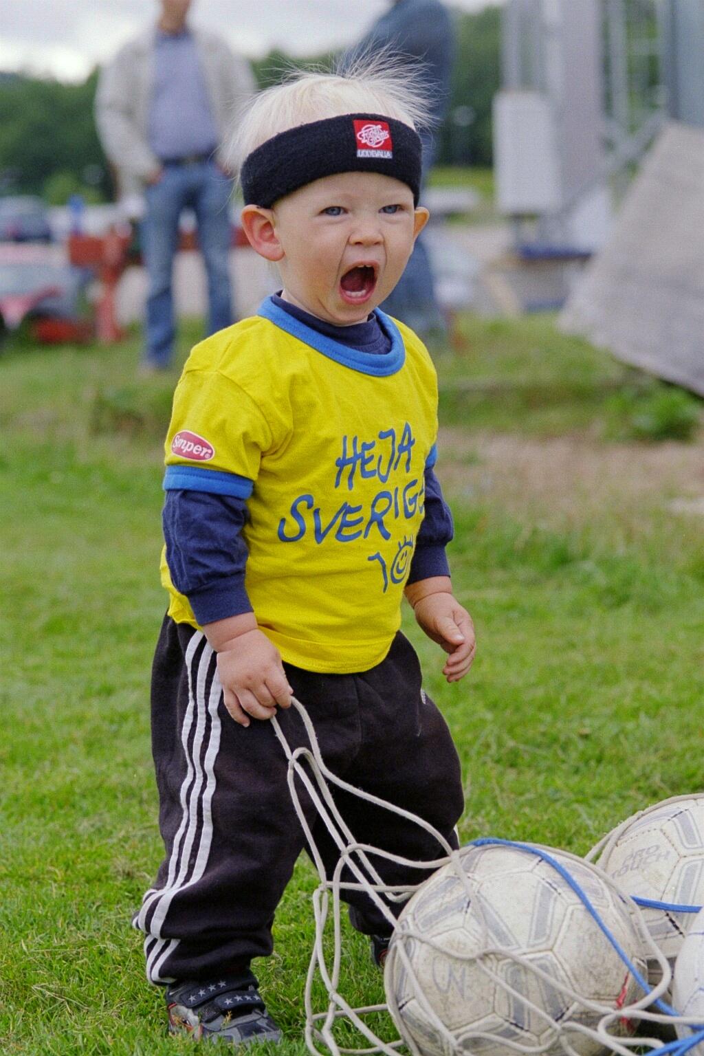 Till alla fotbollsföräldrar Följ med på träning och matcher. Ditt barn sätter stort värde på det. Håll dig lugn vid sidlinjen. Låt barnen spela fotboll själva. Uppehåll dig längs ena sidlinjen.