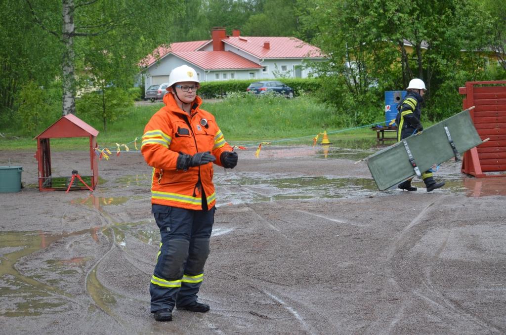 Kongressen i Lovisa, fortsättning... Nu snabbt iväg till tävlingsplanen. Strandnäs FBK:s vältrimmade pojkar skulle ju tävla. Först körde damerna sin tävling med 4 deltagande lag.