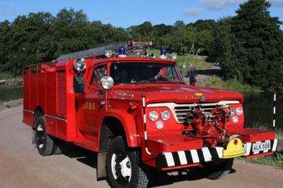 Åländsk brandbil i svenskt rally Fjolårsvinnaren i Svenska Brandhistoriska sällskapets rally, Fargo W500 Power Wagon från Jomala Frivilliga Brandkår (JFBK) besökte under Kristihimmelsfärdshelgen 2016