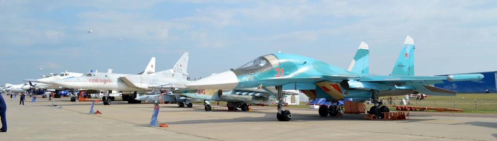 Den ryska flygindustrin Från höger i bild, Su-34, Su-25, Jak-130, Tu-22M3 och Tu-160 på rad vid MAKS 2015.