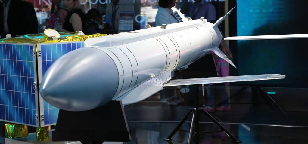 Även denna robot är avsedd att kunna bäras av PAK FA i dess interna vapenutrymmen. På bilden ovan är texten IRR en felstavning. Det ska egentligen stå IIR.