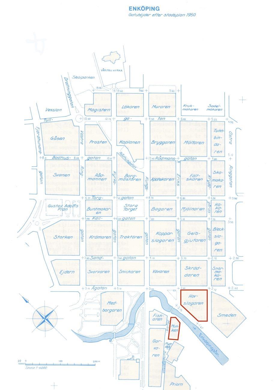 Bakgrund Topografi och fornlämningsmiljö De aktuella områdena ligger på ömse sidor av Enköpingsån inom kvarteren Munken och kvarteret Hovslagaren. Gropen i kv.