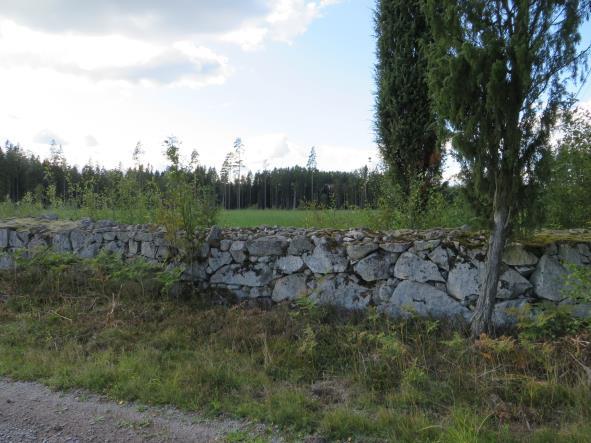 Åkrarna omges av vällagda stenmurar.