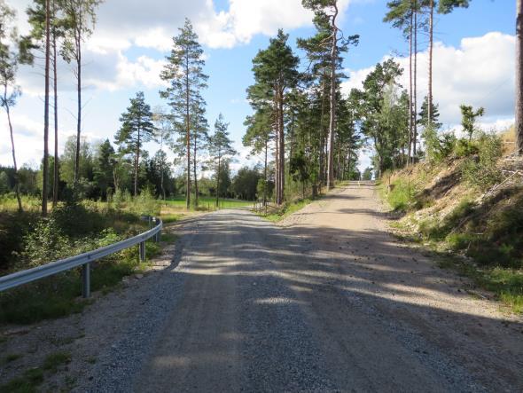 Den nya och den gamla byvägen sedd från
