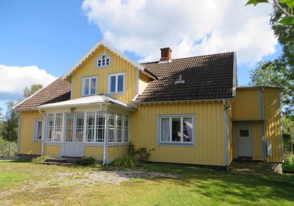 Från vänster ses hönshus, ladugård,