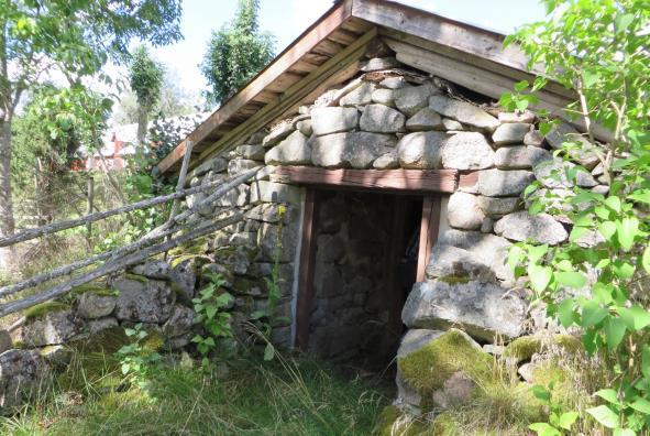 Den gamla vägen slingrar sig mycket tätt intill