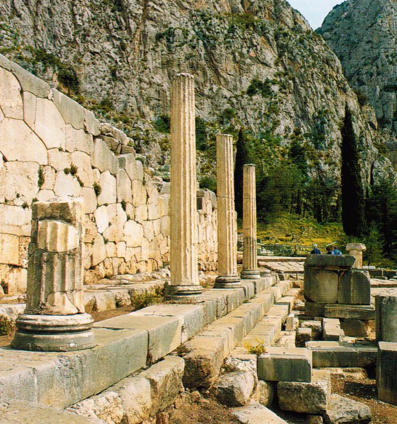 Atenarnas stoa i Delfi vid muren