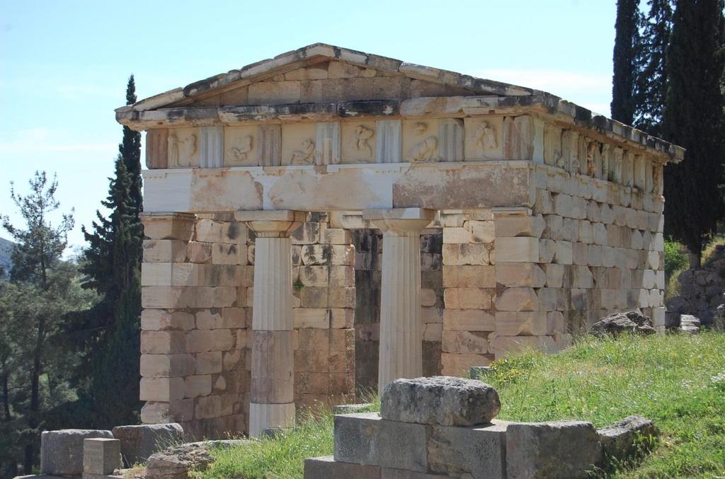 Atenarnas rekonstruerade skattehus i Delfi. Metopernas reliefer föreställer bl.a. Herakles bragder (på skattehuset kopior, originalen i Delfimuseet).