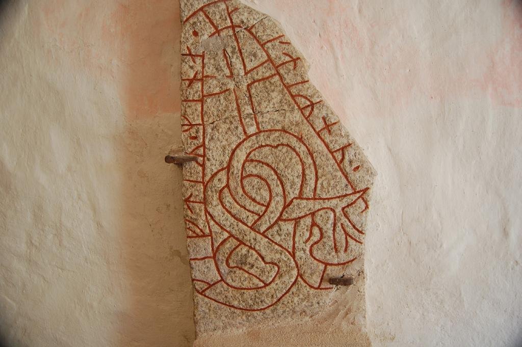 Dvärgstenen U 359 Skepptuna kyrka 173 Fig. 1. U 359. Foto: Henrik Williams, Uppsala universitet. därför att tolk ningen giftir mīna(r) är så løst funderet, at det grænser til rent gætværk.