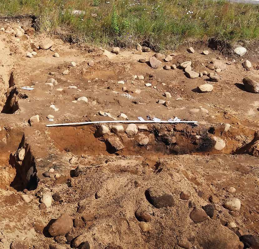 En arkeologisk undersökning av gravar och boplatslämningar i Remmene socken 9 Boplatsen Från den sista fasen av stenåldern, eller senneolitikum, hittar vi spår efter att människor har levt på platsen.