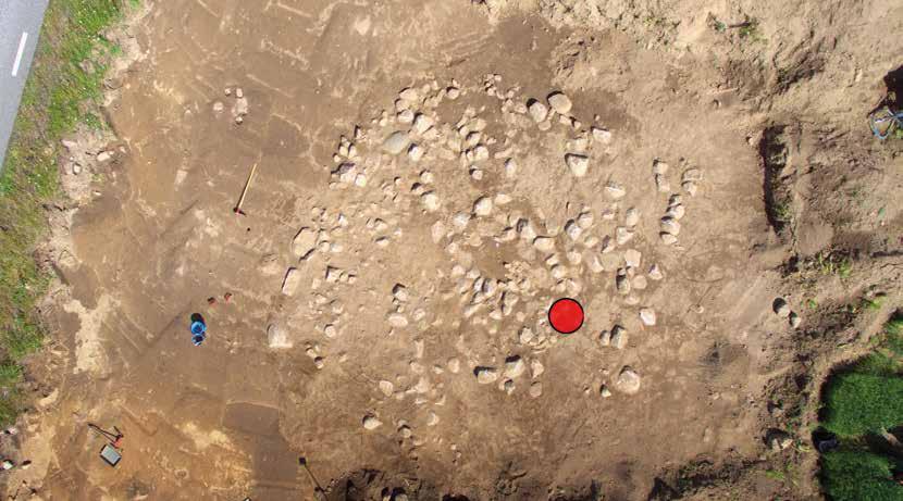 10 Västarvet kulturmiljö 2018 Stensättningen från ovan. På grund av jordbruket låg bara det understa lagret sten kvar i graven. Cirkeln markerar var de brända benen och kniven hittades.