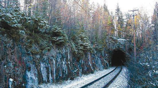 BERGDAGARNA 2018 Den norra tunnelmynningen är helt oförstärkt medan den södra tunnelmynningen har förstärkts med en betongportal. När betongportalen är konstruerad är oklart.