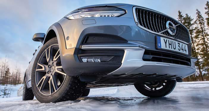 16 1 april 7 april 2017 TÄBY NYHETER MOTOR I SAMARBETE MED Vad nytt? Höjd V90 med fyrhjulsdrift och extra plastdetaljer. För vem? Vägarna lär krylla av den här bilen så småningom. UPPHÖJD.