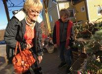 Företagshotellet beräknas stå klart våren 2019. FOTO: LOTTEN ENGBOM SOLBRILLORNA PÅ. Agnes Åberg och Ellinor Tjäder hänger i solen på torget utanför Täby Centrum.