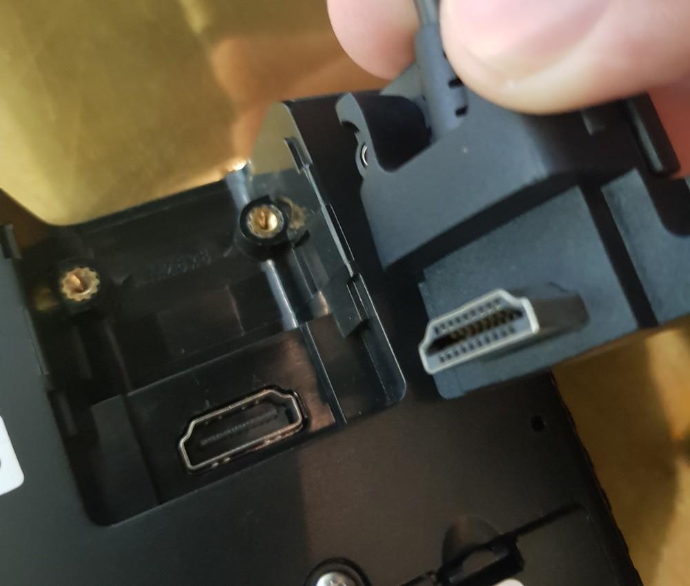 IPP350 Ta USB-kabeln. Sätt i HDMI-änden i kortterminalen. Andra änden sätter ni i kassan, via ett USB-uttag. Terminalen ska då komma till liv. När Bambora-loggan syns på en vit bakgrund, tryck MENU.