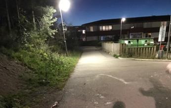 På vintern kan denna gångväg bli mycket hal. Det är ofta skräpigt längs vägen, papperskorgar önskas.