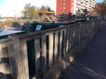 Staketen som leder upp mot skolan, liksom staketet runt återvinningsstationen behöver rustas upp.