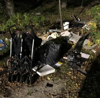 örvaltningen Passagen är mörk, gatlampa trasig.
