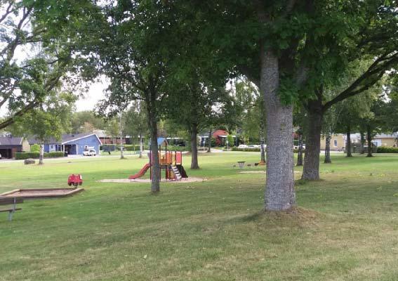 6(10) Parken nordväst om Klövervägens förskola. Bebyggelsen bör placeras så att så många träd som möjligt kan bevaras. En planbestämmelse reglerar vilka träd som inte får fällas utan marklov.