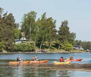 Den stora vedeldade bastun gör att alla kan värma sig innan, och även direkt efter man har åkt. Kajakpaddling* Paddla kajak ger en härlig närkontakt med vattnet.