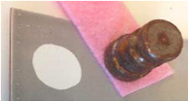 Rengörande effekt hos olika ingredienser Metod - Droppmetod 1. En droppe med bestämd volym läggs med pipett på smutsytan. Ca 30