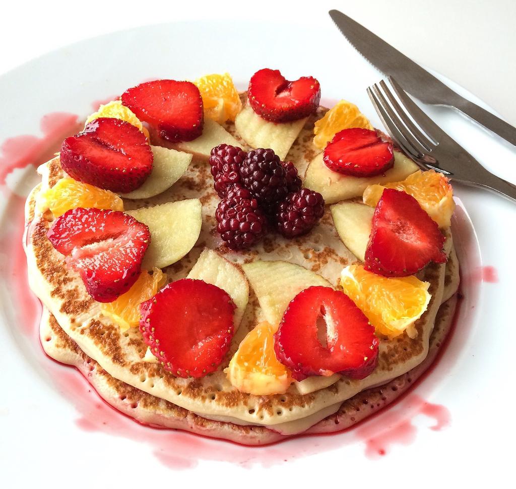 Pannkakstårta Ingredienser 4 dl vatten 3 ägg 4 dl mjölk ½ tsk salt 3 dl vetemjöl ½ dl olja 1 dl grahamsmjöl 3 dl grädde ½ dl olja 250g kesella kvarg med smak av citrus Tillagning 1.