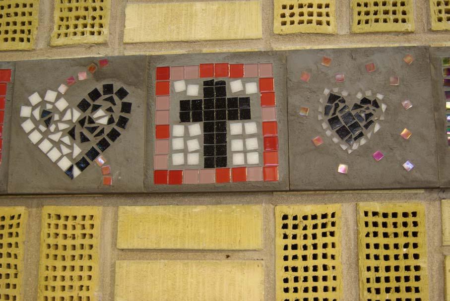 Mosaik 100 elever i åk 7 arbetar med samma tema, men med mosaik. Här är materialet och formatet en given förenklare.